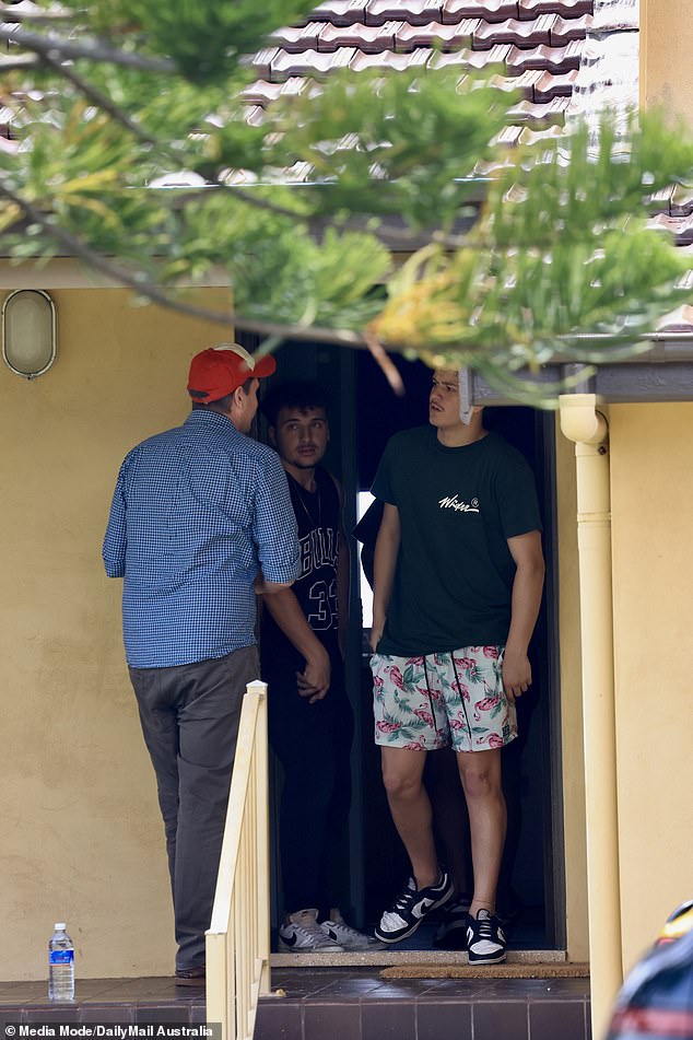 Para remaja di rumah tersebut mengatakan kepada Daily Mail Australia bahwa mereka tinggal di resor tepi laut Vincentia di pantai selatan NSW setelah lulus dari sekolah di Sydney barat.