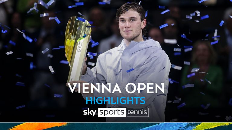 Jack Draper dari Inggris memegang trofi setelah mengalahkan Karen Khachanov pada final turnamen tenis ATP Erste Bank Open di Wina, Austria, Minggu, 27 Oktober 2024. (Foto AP/Heinz-Peter Bader)


