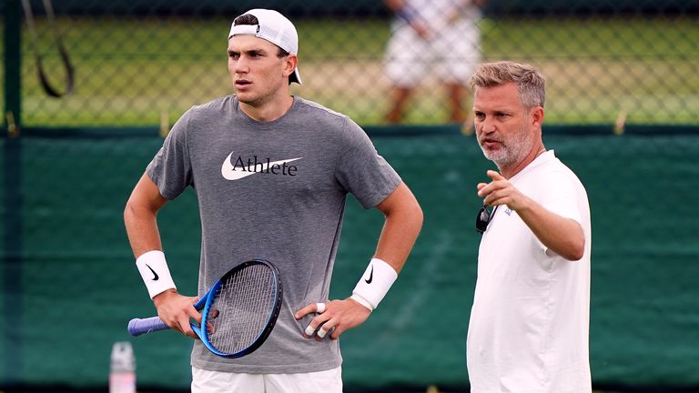 Jack Draper dan pelatih James Trotman berlatih tenis dan kroket di All England Lawn di Wimbledon menjelang Kejuaraan Wimbledon, yang dimulai pada 1 Juli. Tanggal pengambilan gambar: Kamis, 27 Juni 2024.