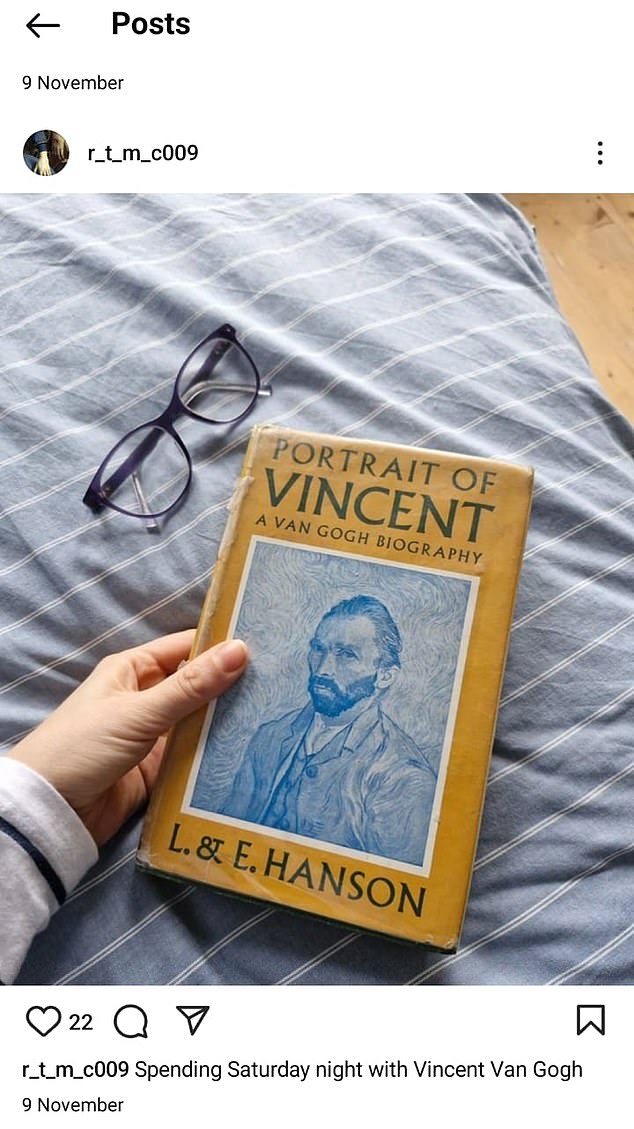 Postingan lainnya bergambar Ms Millington sedang memegang buku tentang seniman Belanda Vincent Van Gogh