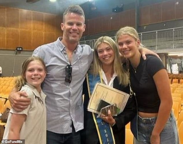 Permohonan GoFundMe untuk putri Plummer berhasil mengumpulkan $40.970 dari target $50.000. Tuan Plummer berfoto bersama ketiga putrinya