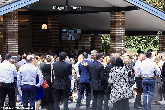 Pemakaman Macquarie Park dan kapel krematorium dipenuhi pelayat di pemakaman Alan Plummer.