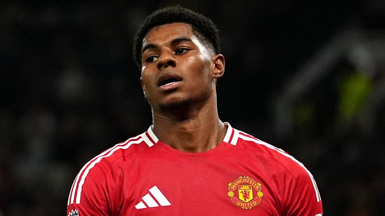 Marcus Rashford membentur mistar gawang dengan tembakan terakhir babak pertama