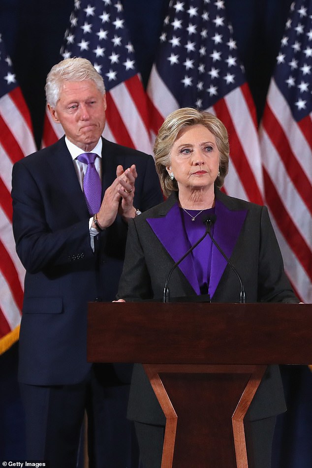 Bill Clinton Membela Penggunaan Server Email Pribadi Istri Hillary Clinton sebagai Menteri Luar Negeri, Dia Tidak Didakwa atau Dihukum