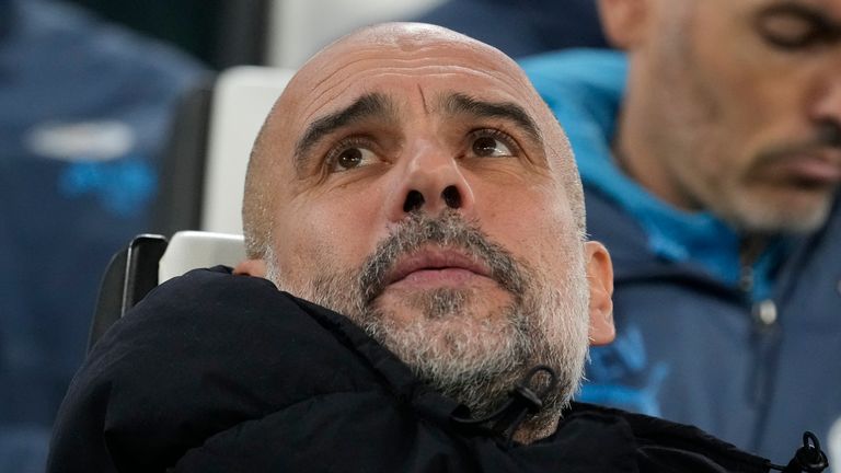 Manajer Manchester City Pep Guardiola duduk di bangku cadangan sebelum pertandingan sepak bola pembuka Liga Champions antara Juventus dan Manchester City di Stadion Allianz di Turin, Italia, Selasa, Rabu, 11 Desember 2024. (Foto AP/Luca Bruno)