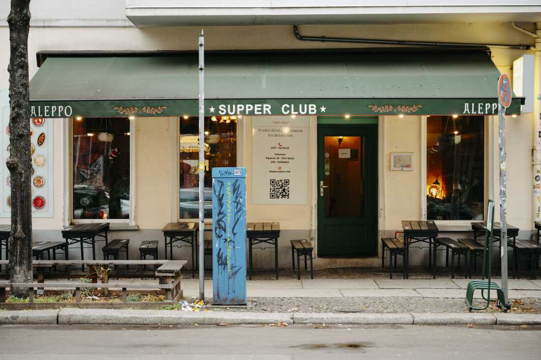 Di depan Restoran Aleppo Supper Club di Berlin. Sekitar satu juta warga Suriah tinggal di Jerman, menurut angka resmi.