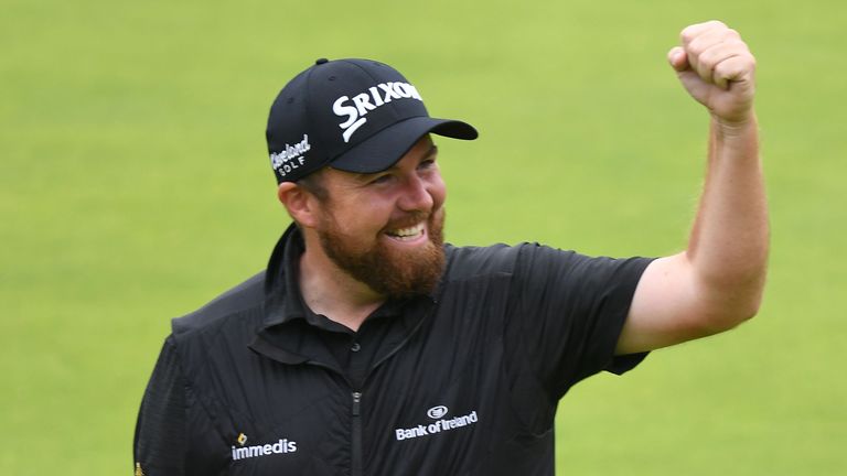 Shane Lowry dari Irlandia melakukan selebrasi saat ia melakukan tee off pada fairway ke-18 pada putaran final British Open di Royal Portrush Golf Club di Irlandia Utara pada 21 Juli 2019. 