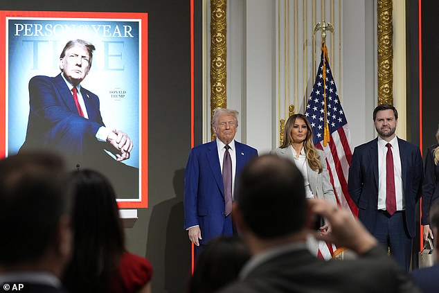 Presiden terpilih Donald Trump, Melania Trump, Wakil Presiden terpilih JD Vance pada upacara Person of the Year Majalah Time di New York Stock Exchange