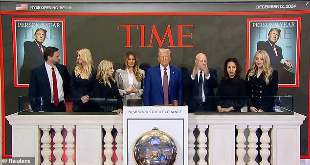 Trump didampingi oleh istrinya Melania, putri Tiffany dan Ivanka di NYSE Kamis pagi. JD Vance yang terpilih sebagai Wakil Presiden juga hadir