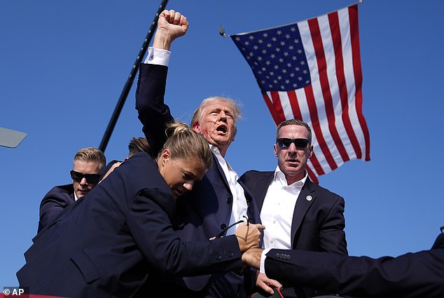 Gambar ikonik Trump pada 13 Juli, beberapa saat setelah selamat dari upaya pembunuhan pada kampanyenya di Butler, PA