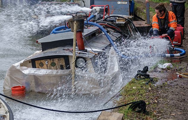 Empat pompa digunakan untuk memompa air keluar dari perahu di kanal