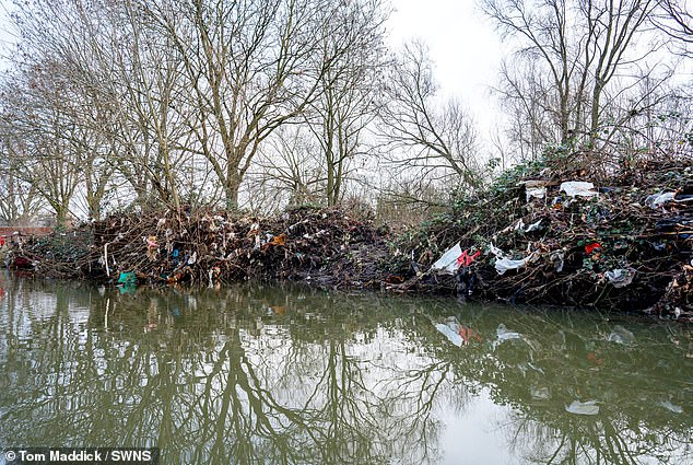 Bermil-mil sampah di sepanjang Sungai Sore di Leicester pada 10 Januari 2024