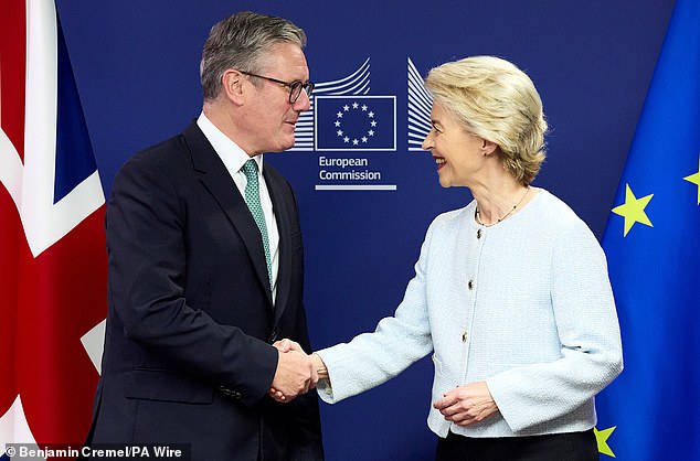 Sir Kiir berjabat tangan dengan Presiden Komisi Eropa Ursula van der Leyen di Brussels pada bulan Oktober