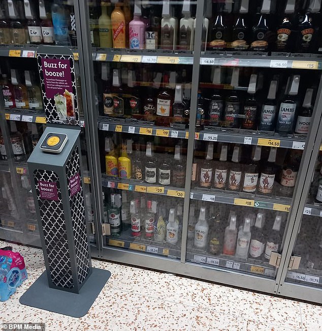 Tombol 'Booze for Booze' di supermarket Morrisons di Five Ways di Birmingham April lalu