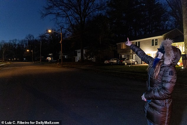 Reporter Ruth Bashinski menunjuk ke langit malam di atas sebuah komunitas di New Jersey di mana penduduknya menderita akibat aktivitas drone yang tiada henti.