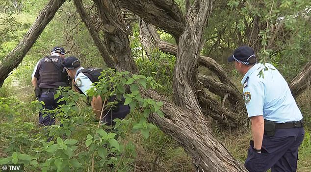 Ibu Ms Lee mengevakuasi rumah pasangan tersebut setelah menemukan mayat putrinya (foto, polisi menggeledah Botany Bay Park di mana mayat itu ditemukan)