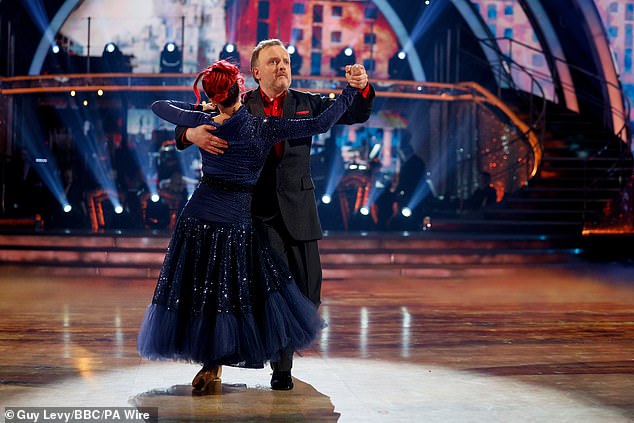 Dianne Buswell dan Chris McCausland terlihat menari di acara BBC