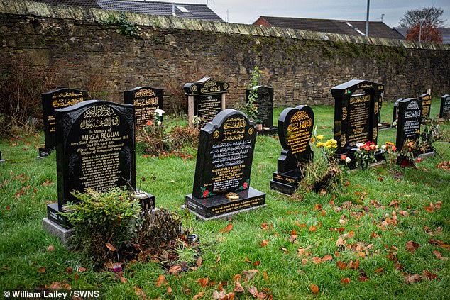 Kuburan Muslim mencakup sebidang kecil di sepanjang dinding di dekat Pemakaman dan Krematorium Accrington.