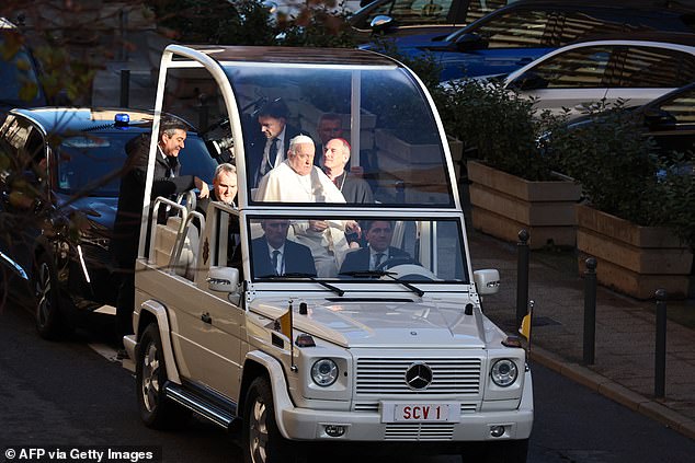 Paus tiba dengan penuh gaya dengan G-Wagon Popemobile putih barunya