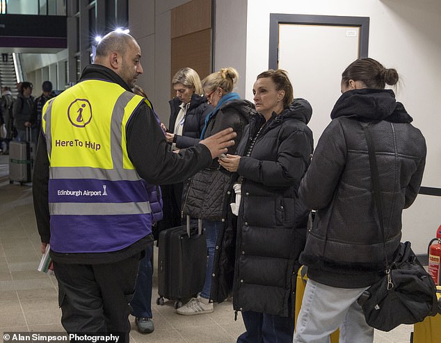 Semua penerbangan ke dan dari Bandara Edinburgh telah ditangguhkan karena masalah TI yang mempengaruhi kontrol lalu lintas udara