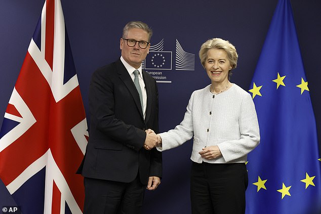 Perdana Menteri Inggris Keir Stormer bertemu dengan Presiden Komisi Eropa Ursula van der Leyen di Brussels