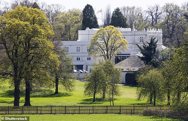 Awal tahun ini, raja berhenti membayar tagihan keamanan saudaranya sebesar £3 juta per tahun di Royal Lodge (foto) dan memintanya untuk pindah ke akomodasi yang lebih sederhana. Namun pada bulan November, Duke diizinkan tinggal setelah ia memperoleh cukup dana untuk menghidupi dirinya sendiri