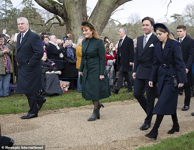 Andrew berada di Sandringham tahun lalu bersama Sarah, Beatrice dan suaminya Edoardo Mozzi