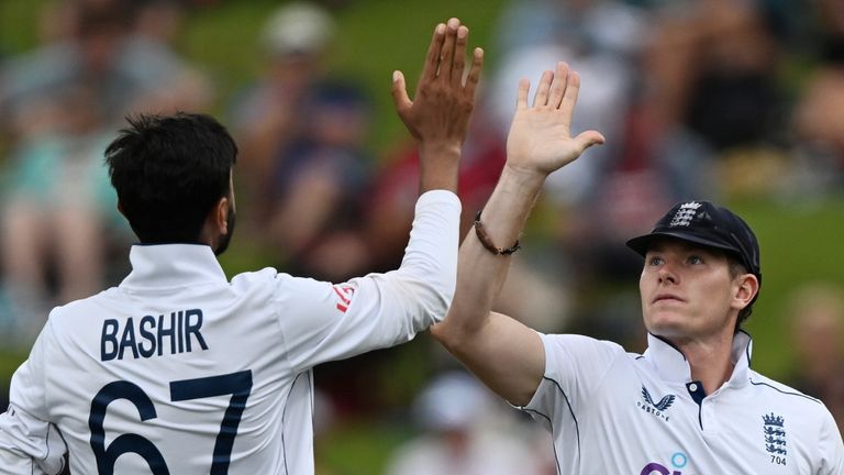 Pemain bowling Inggris Shoaib Bashir, kiri, diberi ucapan selamat oleh rekan setimnya Matthew Potts setelah merebut gawang Glenn Phillips dari Selandia Baru.