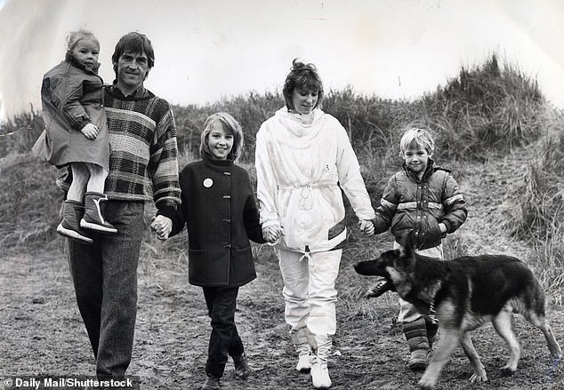 Kenny Dalglish berfoto bersama istrinya Marina dan tiga anaknya termasuk Kelly (tengah).