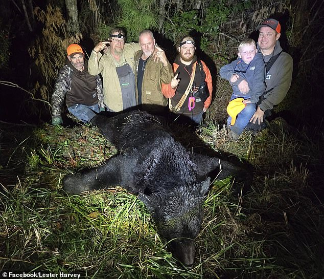 Pemakaman Hunter akan diadakan pada 19 Desember, menurut berita kematiannya. Dia meninggalkan istrinya, April McAllister Harvey, dan mereka memiliki lima anak dan delapan cucu. Gambar: Lester Harvey (tengah) bersama keluarga dan makanan mereka