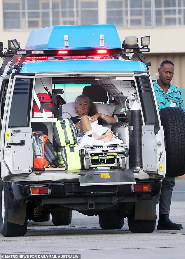 Wanita tersebut, yang menghabiskan empat hari di ICU, dibawa ke bandara dengan ambulans bersama dengan petugas DFAT dan putrinya yang berusia 18 tahun tidak lama setelah jam 5 sore.