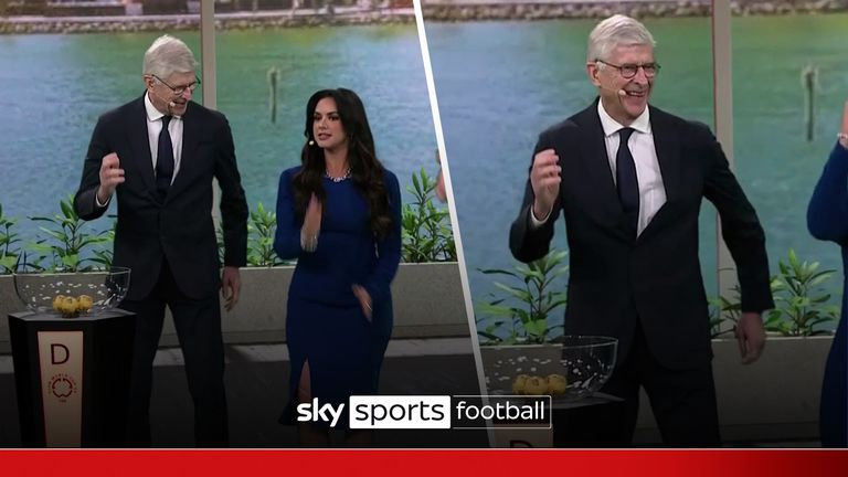 Setelah mendapat dorongan, Arsene Wenger melakukan gerakan tarian lucu saat pengundian Piala Dunia Antarklub.