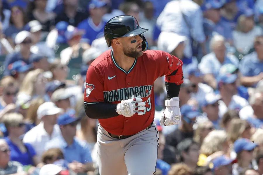 19 Juli 2024; Chicago, Illinois, AS; Baseman pertama Arizona Diamondbacks Christian Walker (53) menonton single dua kali melawan Chicago Cubs selama Game 3 di Wrigley Field. Kredit Wajib: Kamil Krzaczynski-USA TODAY Sports