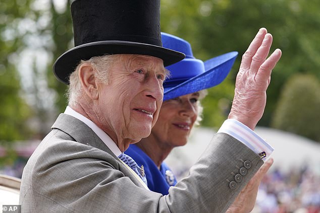 Camilla melambai ke arah Raja Charles III dan Ratu Camilla saat mereka tiba dengan kereta pada hari pertama pertemuan perlombaan Royal Ascot di Ascot