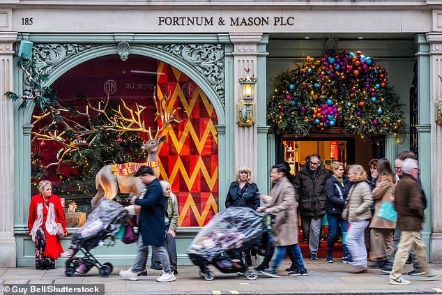 Fortnum & Mason di Piccadilly sibuk dengan pembeli yang menikmati tampilan jendela mereka yang meriah