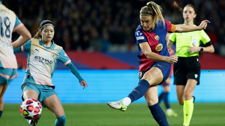 Alexia Putelas dari Barcelona mencetak gol ketiga timnya saat pertandingan sepak bola Grup D Liga Champions Wanita antara FC Barcelona dan Manchester City di Stadion Olimpiade di Barcelona, ​​​​Spanyol, Rabu, 18 Desember 2024. (Foto AP/Joan Monfort)