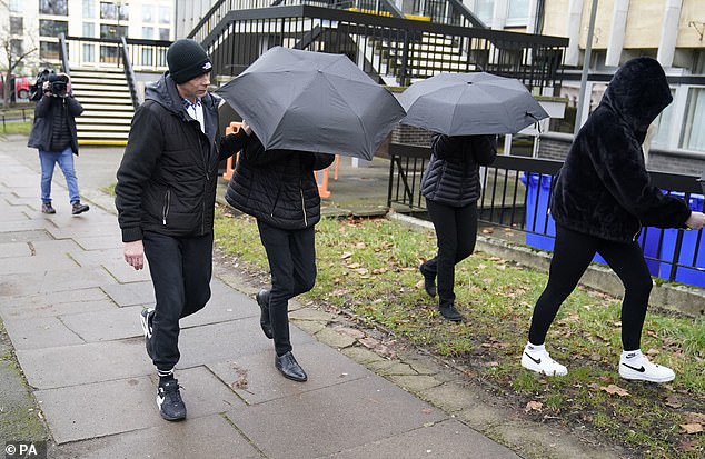 Elliott Benham, (kedua di bawah payung) dan Sophie Harvey, (kedua di bawah payung) sebelumnya hadir di Pengadilan Magistrat Cheltenham atas aborsi