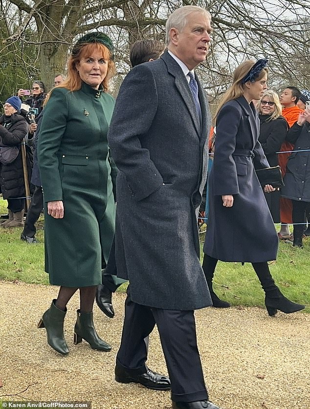 Pangeran Andrew bersama mantan istrinya Sarah, Duchess of York saat tamasya kerajaan tahunan mereka ke kebaktian gereja Hari Natal di Sandringham, Norfolk pada 25 Desember 2023