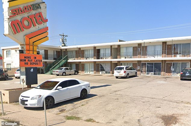 Pasangan tersebut dilaporkan berdebat di Stardust Motel di Rapid City, South Dakota, di mana Simmental terdengar mengambil jersey Denver Broncos miliknya.