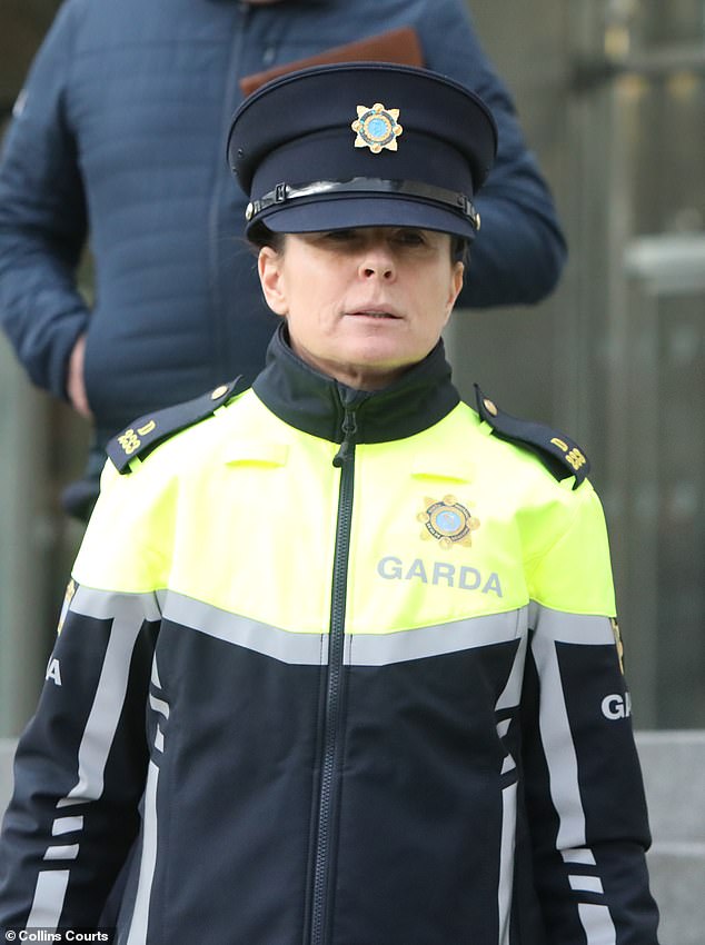 Pengadilan Distrik Cloverhill di Dublin mendengar bahwa petugas polisi Victoria Fisher (foto) ditangkap, dirobohkan dan dipukul dengan radiator, sehingga mengakibatkan cedera.