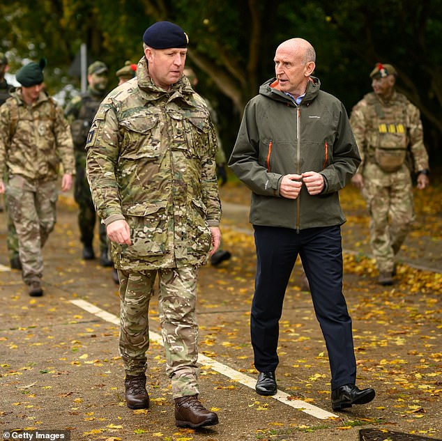 Menteri Pertahanan John Healy (kanan) mempersiapkan anggota baru untuk mengirim pasukan Inggris ke Ukraina. Dia terlihat berbicara dengan tentara Inggris di Stanford Training Area dekat Thetford, Inggris pada 20 Oktober 2024.