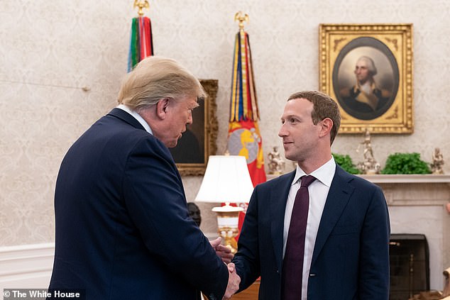 Makan malam Bezos dengan Trump terjadi sebulan setelah maestro teknologi Mark Zuckerberg bertemu dengan presiden terpilih. gambar