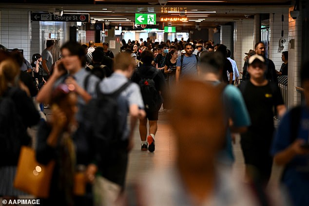 Warga Sydney di daerah komuter didesak untuk mewaspadai gejala apa pun yang mungkin timbul selama dua minggu ke depan (foto, Stasiun Town Hall)