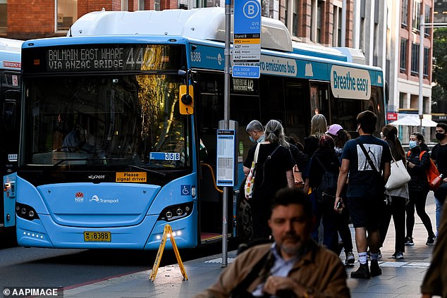 Wisatawan Eropa mengunjungi supermarket, bioskop dan klinik kesehatan serta beberapa bus dan kereta ringan (sebuah bus digambarkan di Sydney).