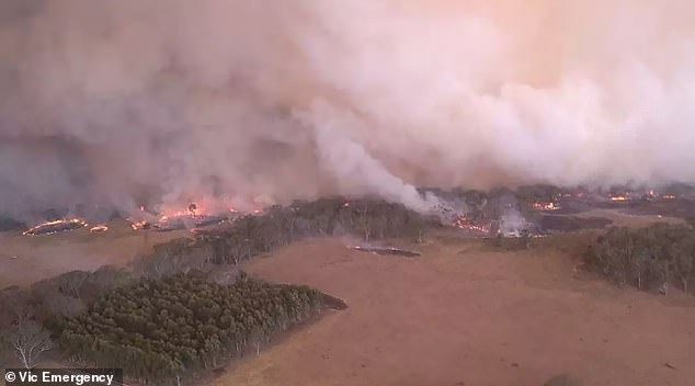 Kebakaran yang meluas dengan cepat di Taman Nasional Grampians di Victoria menghanguskan 30.000 hektar pada Sabtu malam, bahkan ketika 350 petugas pemadam kebakaran berusaha memadamkannya.