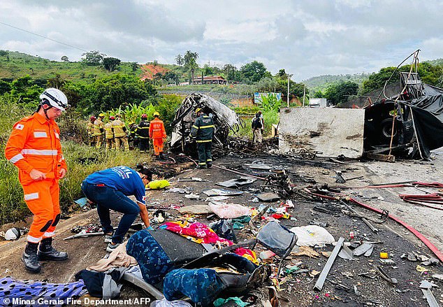 Gambar selebaran yang dirilis oleh Departemen Pemadam Kebakaran Minas Gerais menunjukkan petugas pemadam kebakaran dan tim penyelamat lainnya bekerja di lokasi kecelakaan