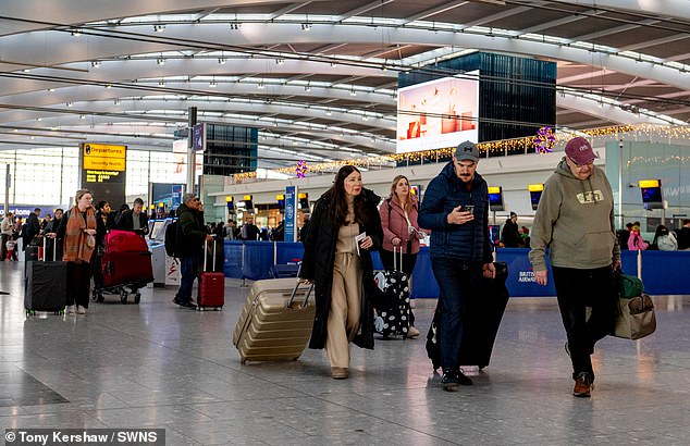 Bandara Heathrow mengumumkan bahwa 'sejumlah kecil penerbangan' telah dibatalkan karena angin kencang dan pembatasan wilayah udara.