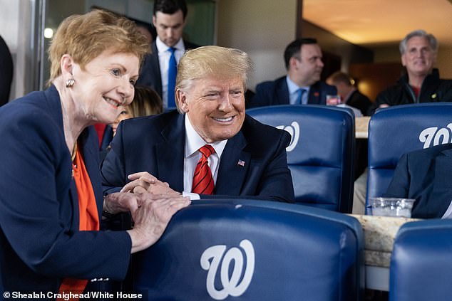 Presiden Donald J. Trump berfoto dengan Perwakilan Texas Kay Granger saat dia menghadiri Game 5 Seri Dunia MLB antara Washington Nationals dan Houston Astros