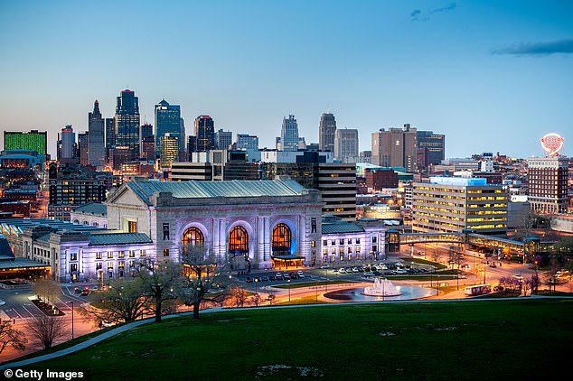 Kansas City, Missouri-Kansas, pilihan teratas lainnya oleh NAR, memiliki rata-rata tingkat hipotek yang umumnya lebih rendah yaitu 6,9 persen dan jumlah pemilik rumah yang terkunci di dalam rumah lebih kecil.