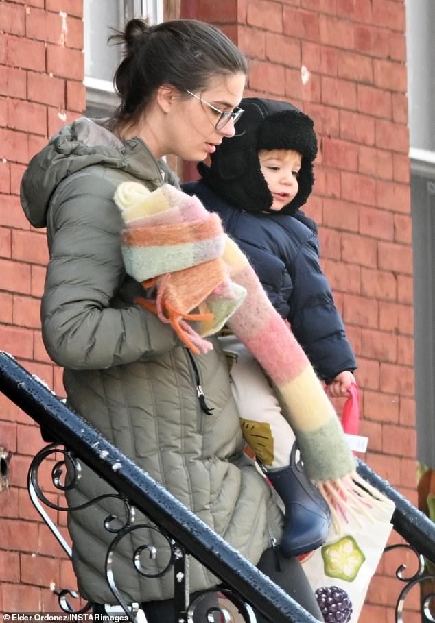 Psikolog klinis - yang juga berbagi seorang putra berusia dua tahun dengan bintang Broadway tersebut - berjalan-jalan di lingkungan bersalju di New Jersey, sambil mendorong si kecil di kereta dorong.